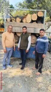 शांतिपुरी नंबर-4 के पास वन विभाग की बड़ी कार्रवाई, अवैध आम की लकड़ी से भरा पिकअप वाहन पकड़ा — चालक फरार!