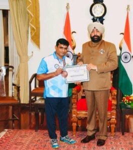 खटीमा के इस चिकित्सक को किया गवर्नर ने सम्मानित क्या है पूरा मामला जानने के लिए पढ़ें पूरी खबर!
