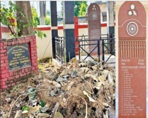 विकासखंड परिसर में स्मारक बदहाल, तो गांवों के विकास की उम्मीद कैसे?  स्वतंत्रता सेनानियों की निशानी पर न सफाई, न रोशनी, न संरक्षण, व्यवस्था पर उठे सवाल!पढ़ें पूरी खबर